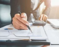 mężczyzna wykonujący kalkulacje finansowe