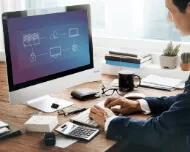 mężczyzna wykonujący kopię zapasową na komputerze