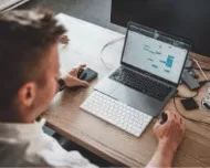 mężczyzna pracujący na komputerze opieka informatyczna